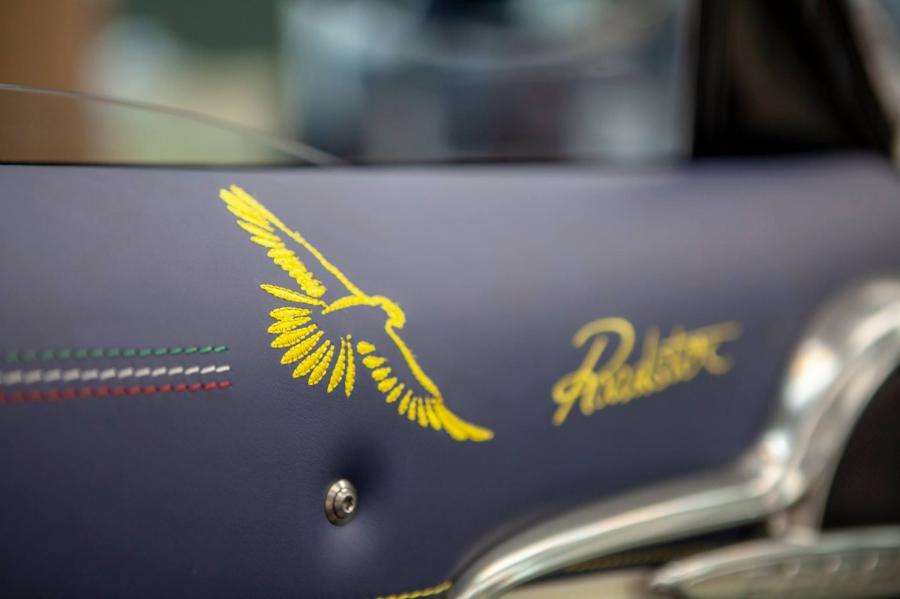 Детали интерьера Pagani Huayra Roadster Gyrfalcon 2018 года  (фото 2 из 3)